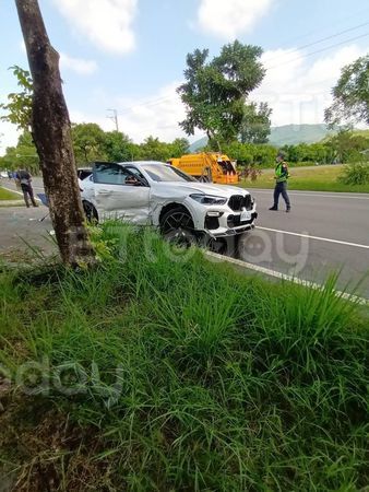 ▲▼高雄警執勤衝撞BMW男，BMW男加護病房搶救中昏迷指數3。（圖／吳奕靖翻攝）