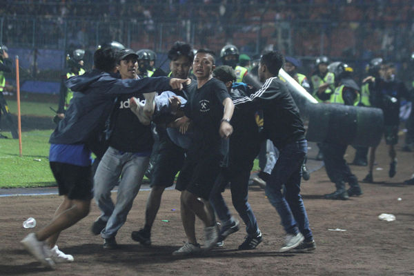 ▲▼印尼東爪哇省瑪琅市（Malang）足球場1日發生踩踏事件造成至少125人死亡。（圖／路透）