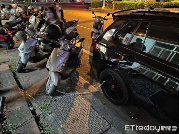 ▲東港警方處理自小客車遭鎖住事件            。（圖／記者陳崑福翻攝，下同）