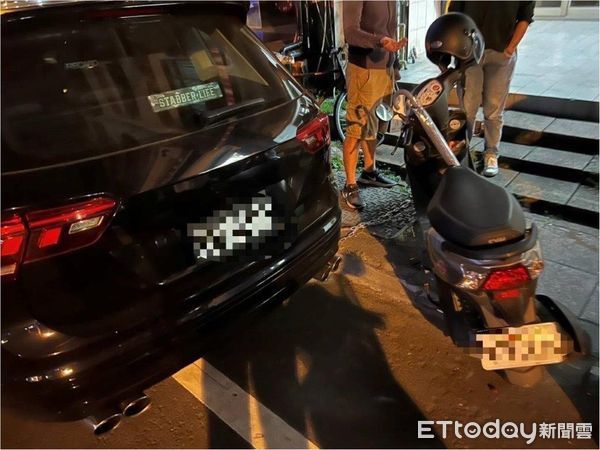 ▲東港警方處理自小客車遭鎖住事件            。（圖／記者陳崑福翻攝，下同）