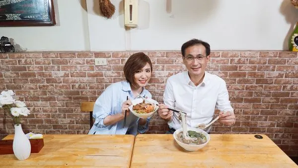 ▲▼這碗麵讓他金句連發！桃園鄭運鵬自爆曾走上演藝路 養甲蟲、看動漫悟人生哲理。（圖／民進黨提供，下圖同）