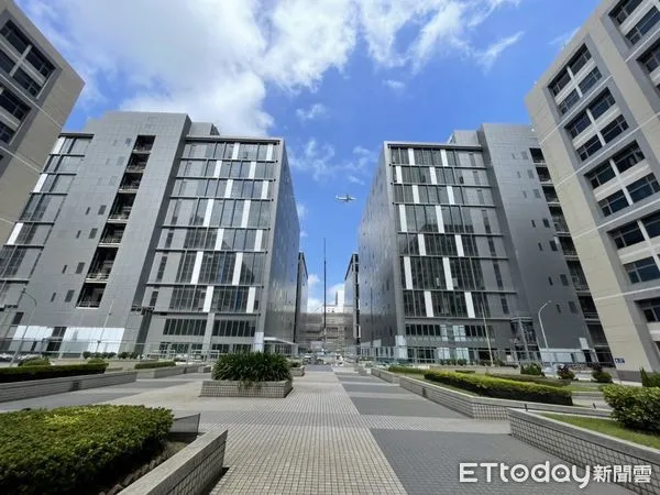 ▲遠雄港第二期加值園區四棟大樓已經完工，開始內部內部裝潢，明年首季科技大廠就會陸續進駐。（圖／遠雄港提供）