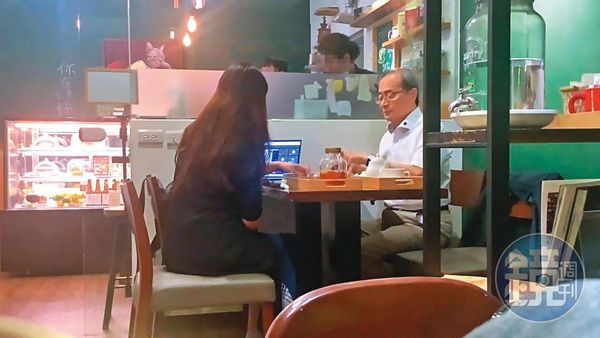 謝曉星（前右）選在咖啡廳視訊授課，並由女祕書（前左）替他設定電腦。