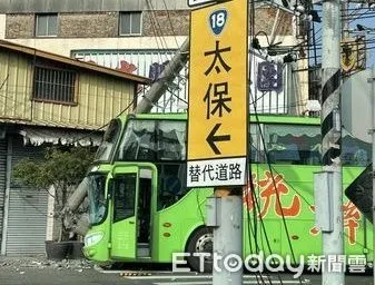 ▲▼統聯客運行經嘉義北港路麻太路口撞倒路旁電線桿。（圖／記者翁伊森翻攝）