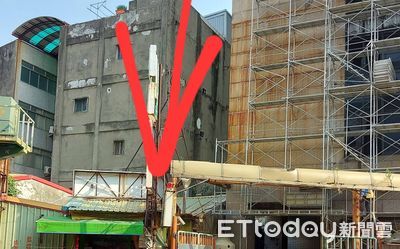 彰化喬友大樓又燒了?虛驚...緊鄰鐵皮屋頂枯樹冒火