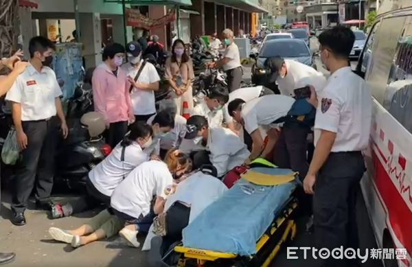 ▲▼婦拜廟突失去呼吸心跳 消防隊員CPR、AED救一命。（圖／民眾提供）