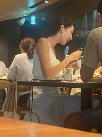 ▲隨手拍下「隔壁桌長髮正妹」　他喊：好漂亮！網一看是大咖女神。（圖／翻攝自爆廢公社二館）