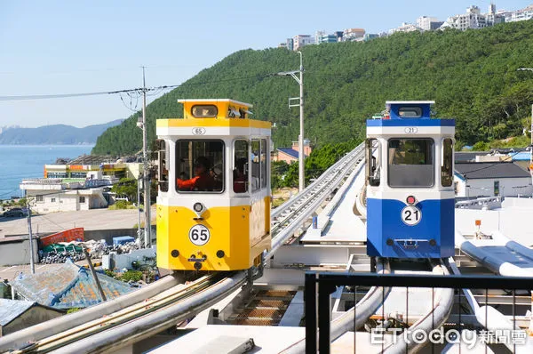 ▲釜山海雲台藍線公園有天空艙膠囊列車、海岸列車兩種，青沙浦站外，神似《灌籃高手》平交道的美景,釜山旅遊,韓國旅遊,釜山景點。（圖／記者彭懷玉攝）