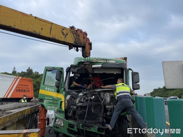 ▲▼國道三號高速公路南下苗栗西湖路段４日下午發生３車追撞事故，一名聯結車駕駛受困於變形駕駛艙中，救難人員破壞車體將駕駛救出送醫。（圖／記者蔡文淵翻攝）