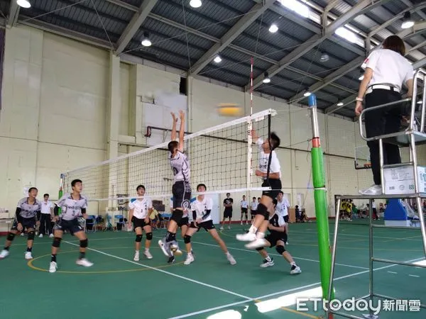 ▲第43屆華宗盃排球錦標賽於4日圓滿落幕，黃偉哲市長感謝所有球員的參與以及幕後所有工作人員的協助，讓本屆賽事順利進行，並與球員們相約明年再聚學甲。（圖／記者林悅翻攝，下同）