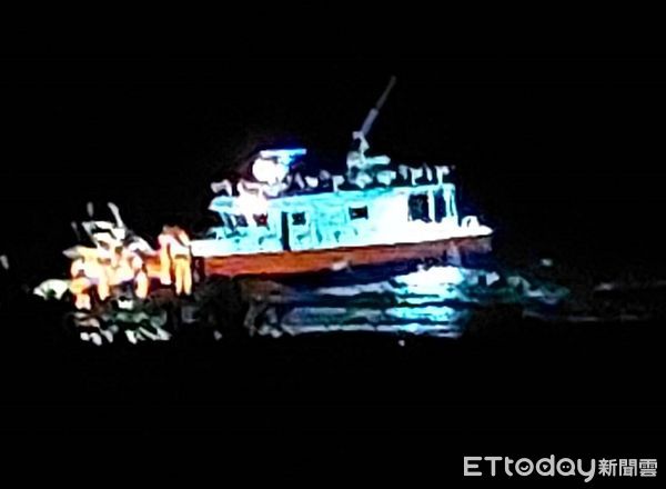 ▲▼萊萊磯釣場外海釣船擱淺 警消聯手救下9人。（圖／記者郭世賢翻攝）
