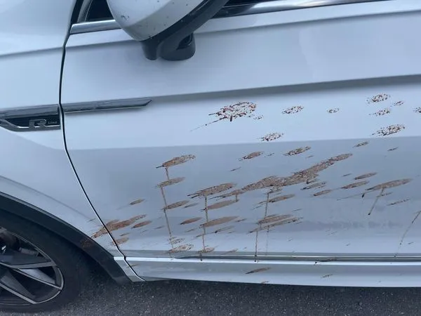 ▲▼OL停車辦公事　回來驚見滿車門檳榔　照片驚呆網：超噁的又沒水準。（圖／翻攝自爆怨公社）