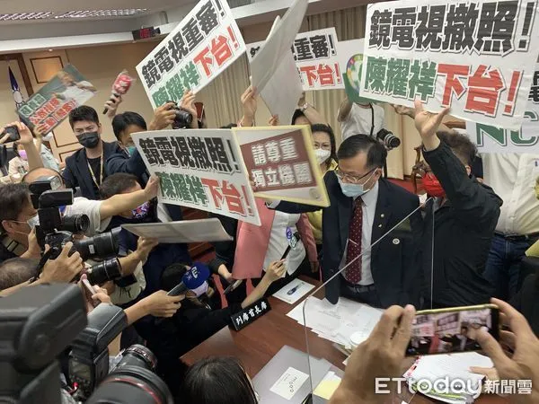 ▲▼國民黨立委動員在交通委員會以程序發言要求NCC主委陳耀祥下台、撤銷鏡電視執照，陳也以自製圖卡要求立委「尊重獨立機關」（圖／記者陳世昌攝）