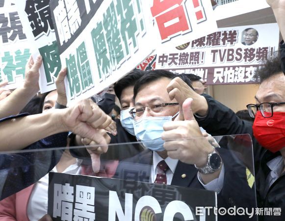 國民黨立委包圍要求下台　NCC主委陳耀祥舉牌「尊重獨立機關」 | ETt