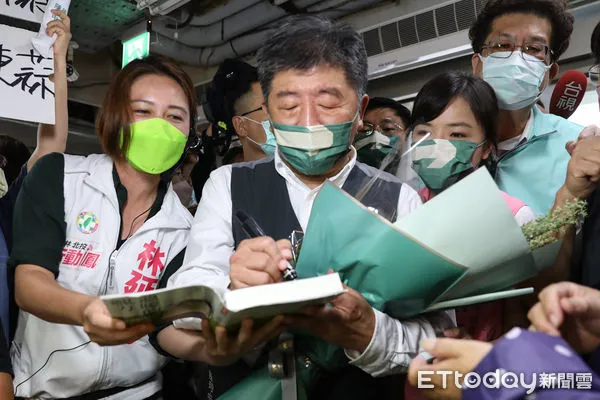 ▲民進黨台北市長候選人陳時中北投市場掃街拜票。（圖／記者林敬旻攝）