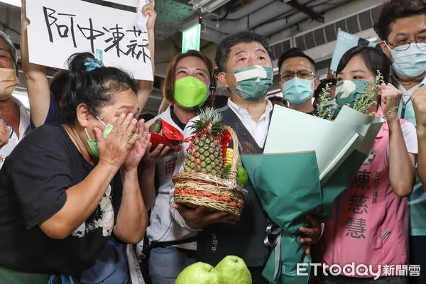 ▲民進黨台北市長候選人陳時中北投市場掃街拜票。（圖／記者林敬旻攝）