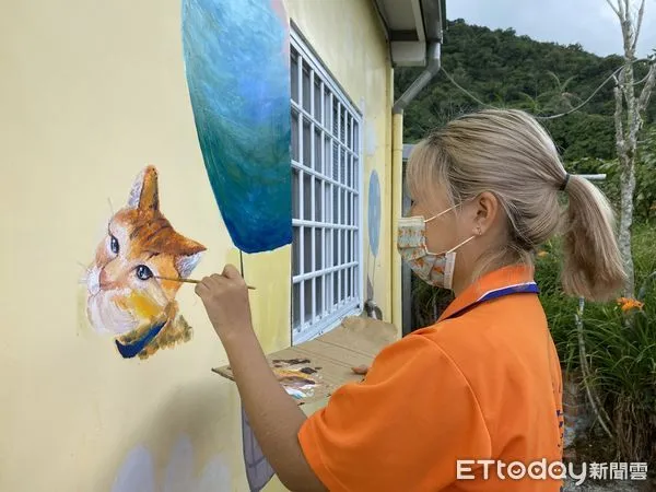 ▲來自新住民單親家庭的楊子璇，母親獨力扶養又罹癌，靠著圓夢基金如願考取台科大建築系。（圖／新北市教育局提供）         