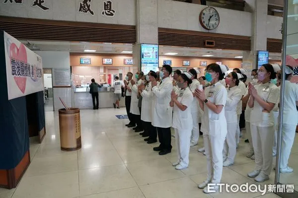 ▲花蓮慈院啟動募心募愛活動，院長林欣榮（前排右三）等多位主管帶領同仁及醫療志工，在門診大廳佛陀問病圖前，合十唱頌「祈禱」祈福。（圖／慈濟醫學中心提供，下同）