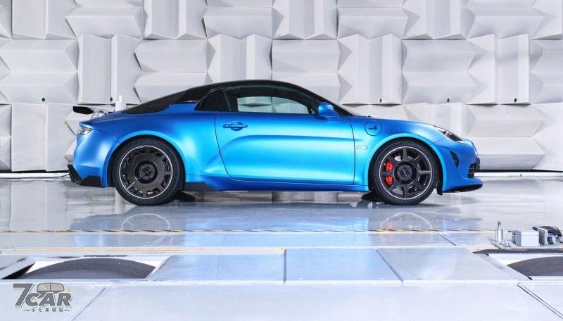 極致輕量化展現 Alpine A110 R 正式登場