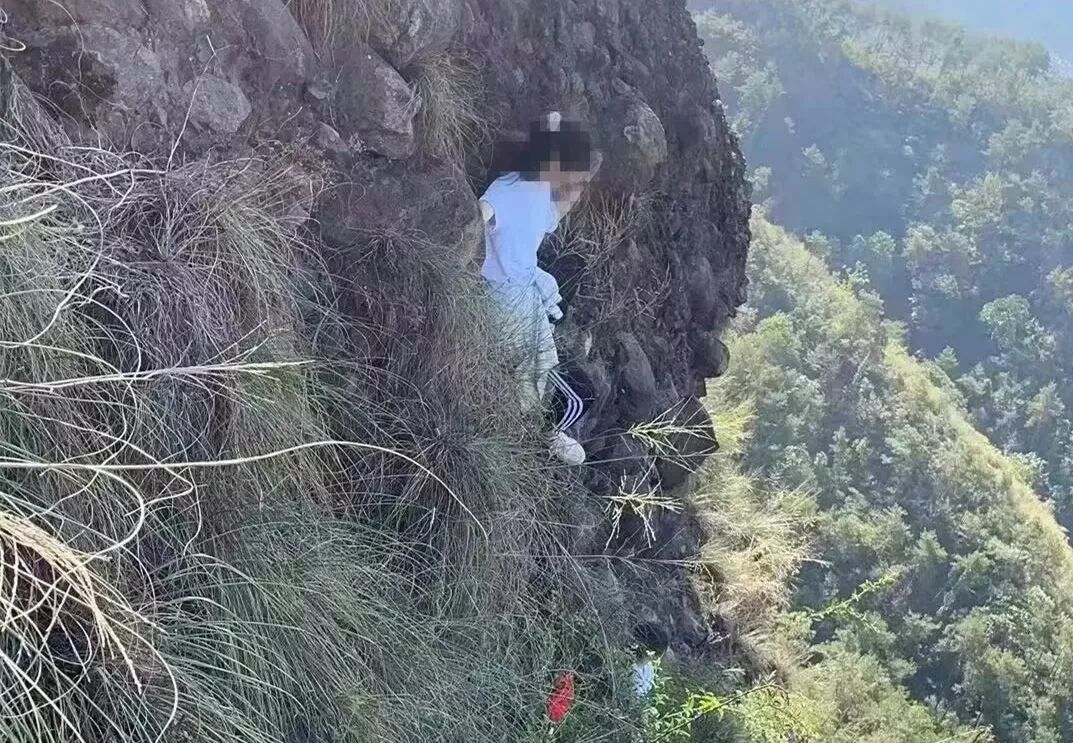▲▼倆女孩被困海拔400餘公尺高懸崖。（圖／翻攝自北青網）