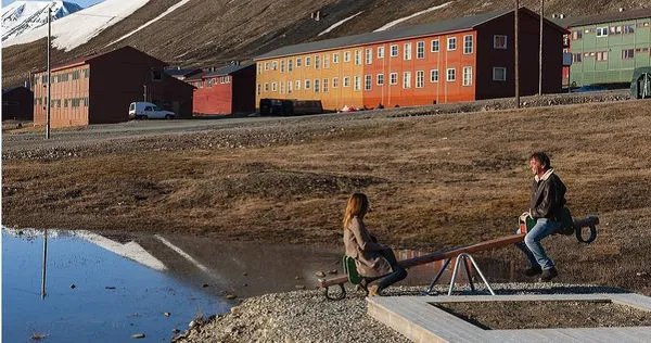 朗伊爾城的民眾在玩蹺蹺板。（圖／達志／美聯社）