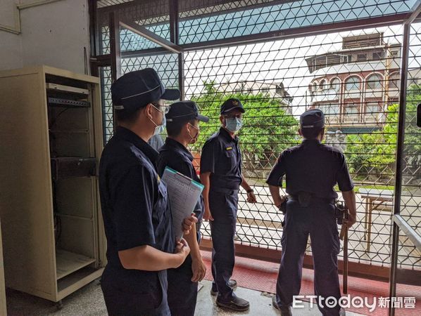 ▲內埔警分局拉下鐵門進行駐地安全演習             。（圖／記者陳崑福翻攝，下同）