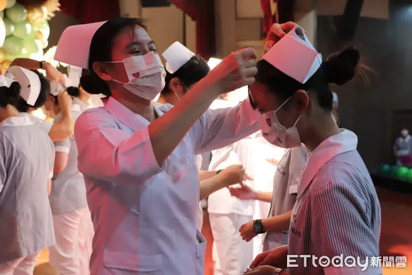 ▲中華醫大護理系加冠典禮，學生依序上台接受師長加冠，2.車禍受傷的朱怡蓁和楊心淳同學乘坐輪椅在台下接受系主任蔡富棉和老師加冠，學生加冠後進行點燭傳光，象徵薪傳南丁格爾精神生生不息。（圖／記者林悅翻攝，下同）