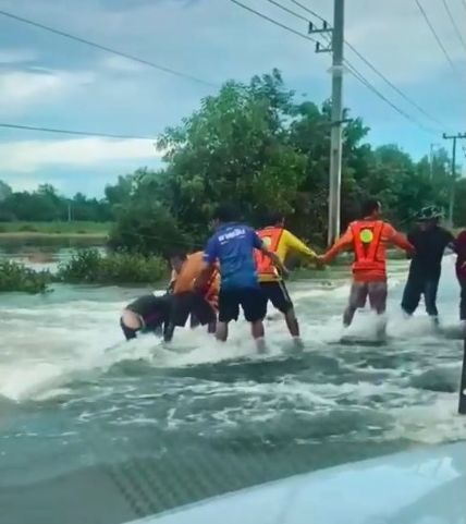 ▲▼泰國東北部淹水，居民團結起來拯救差點被沖走的貨車司機。（圖／翻攝自tiktok@riitar.raktawan）