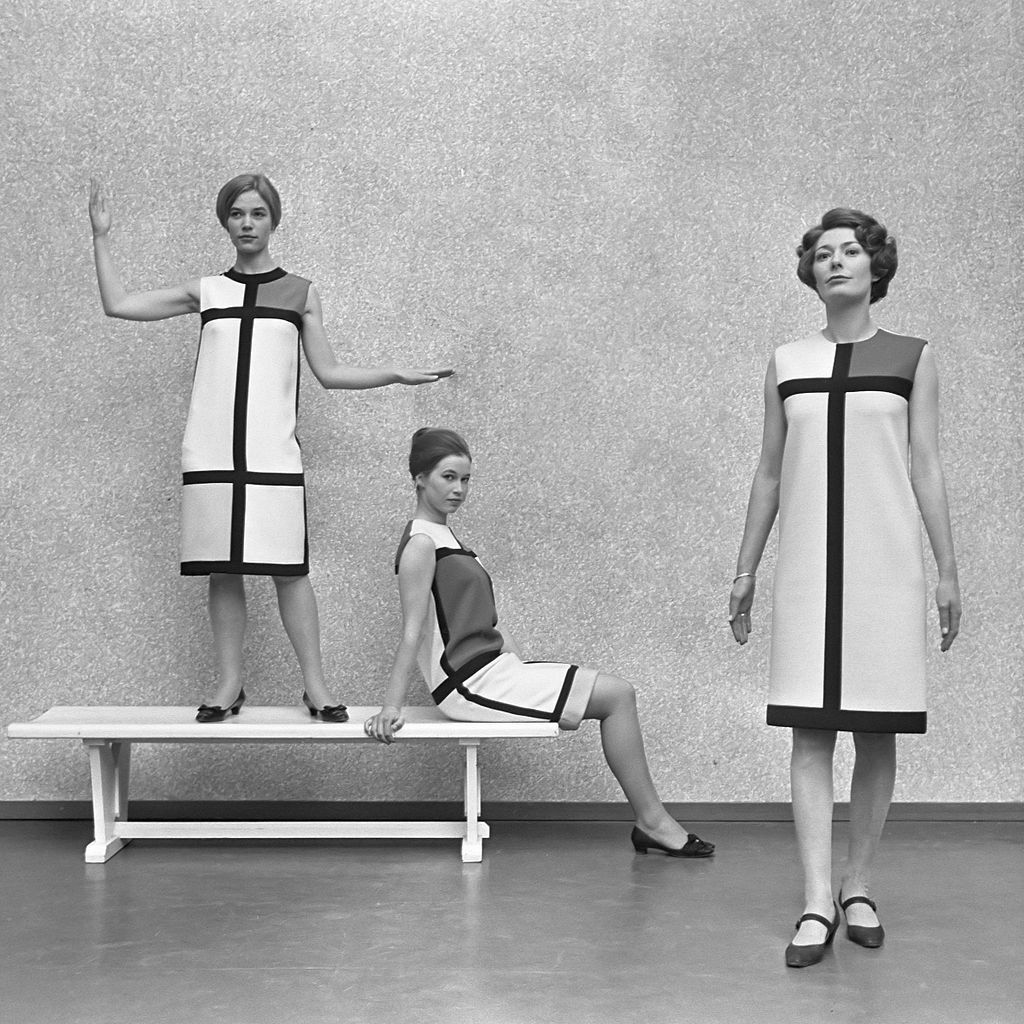 ▲YSL先生於1966年設計與藝術家Piet Mondrian的畫作設計的洋裝可以說是將藝術品穿上身的典範。（圖／翻攝自維基百科）