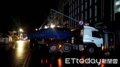 快訊／砂石車深夜天雨打滑失控　撞斷貢寮路燈