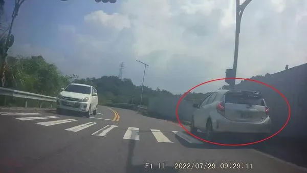 ▲汽車駕駛撿手機自撞。（圖／翻攝YouTube／WoWtchout-地圖型行車影像分享平台）