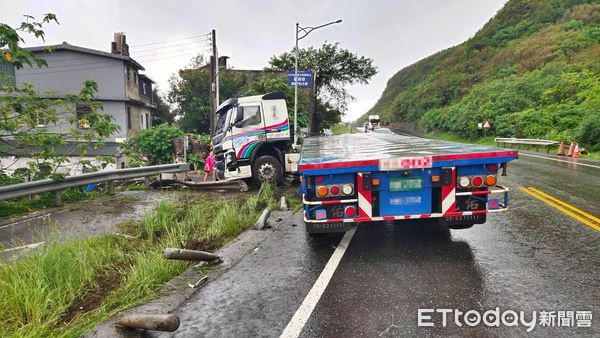 ▲貢寮聯結車打滑失控！自撞護欄「折甘蔗」 單線雙向通行。（圖／記者郭世賢翻攝）