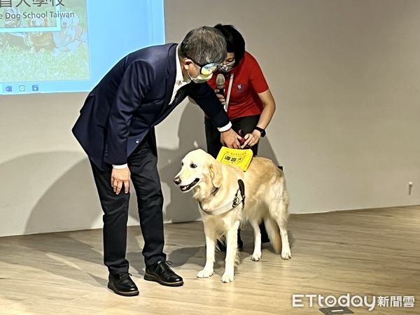 圖https://cdn2.ettoday.net/images/6611/d6611088.jpg, 戴眼罩體驗導盲犬引導　陳時中嘆「徬