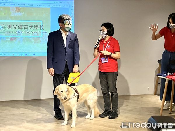 圖https://cdn2.ettoday.net/images/6611/d6611089.jpg, 戴眼罩體驗導盲犬引導　陳時中嘆「徬