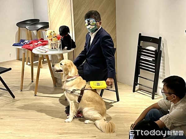 戴眼罩體驗導盲犬引導　陳時中嘆「徬徨無助」盼傳愛 | ETtoday政治