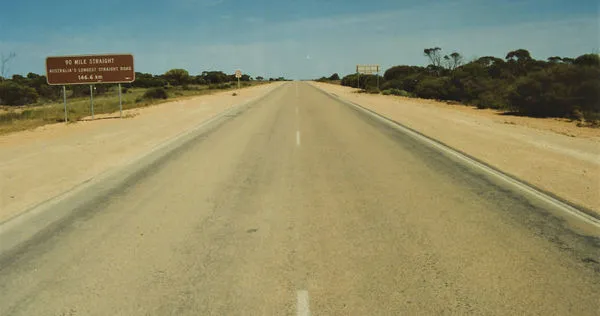 艾爾高速公路擁有世界上最長的直線路段，告示牌上寫著146 公里無拐彎。（圖／翻攝自推特）