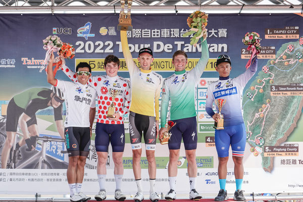 ▲022環台賽五色冠軍衫得主，台灣一哥馮俊凱(右1)穿上亞洲冠軍藍衫 。（圖／Tour de Taiwan 國際自由車環台賽）