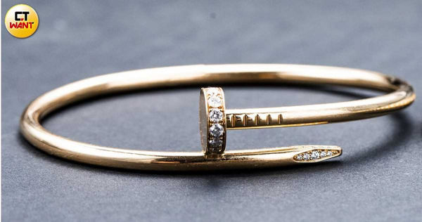 約36萬元的卡蒂亞（Cartier）釘子手環是汪東城人生第一件精品。（圖／莊立人攝）