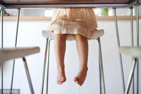 ▲▼baby`s feet on high chair。（圖／CFP）