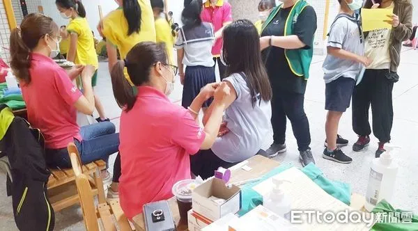 ▲桃園市府衛生局於10月1、2日在巨蛋體育館提供國光流感疫苗接種服務，但該疫苗適用年齡未包含3歲以下幼兒，但仍有醫護人員錯打紀錄引發家長憂心。（示意圖／衛生局提供與新聞事件無關）