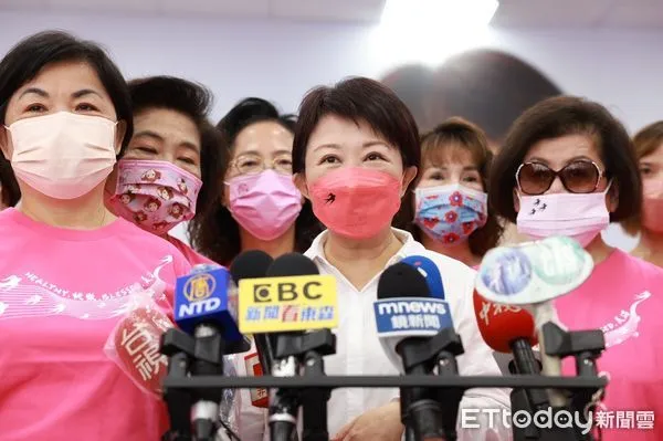 ▲▼盧秀燕主持婦女後援會成立大會時表示，她非常歡迎總統、副總統來台中，呼籲多多捧場店家、參觀市政建設。（圖／盧秀燕競總提供，下同）