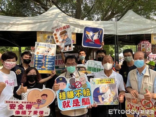 ▲台南市警局跨局處合作參與，設置安全宣導攤位，宣導高齡用路人交通安全。（圖／記者林悅翻攝，下同）