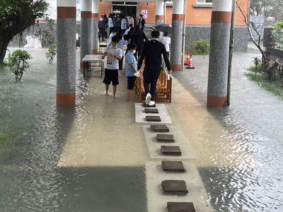 猛雨狂炸！宜蘭聖母護專成汪洋　學生寸步難行...堆椅子當橋渡水