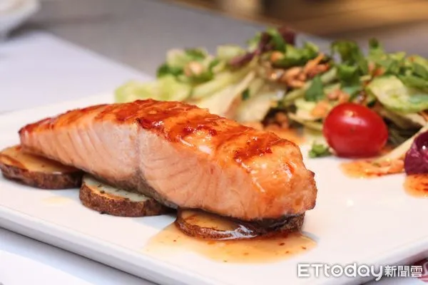 美威鮭魚忠孝店，鮭魚美食,鮭魚料理。(圖／黃士原攝)