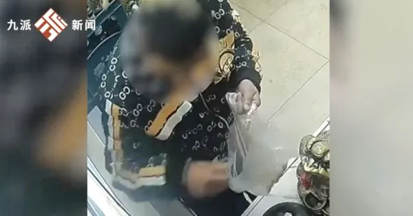 ▲▼外帶20元麵條「狂抓半包大蒜」　他被老闆大罵「不忘再拿一把」。（圖／翻攝九派新聞）