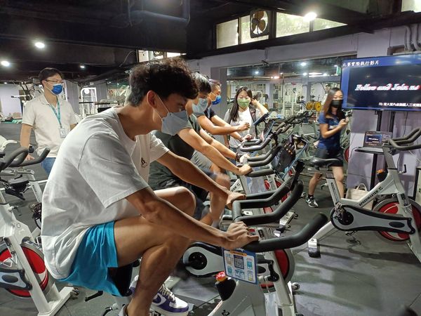 健身房變身虛擬三鐵！清大運動團隊打造　跑步機原地升級 | ETtoday