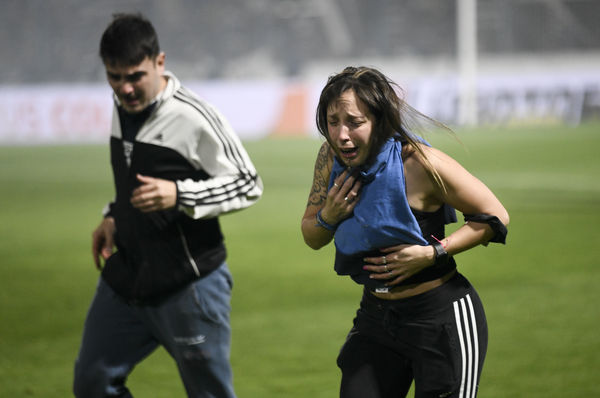 ▲▼阿根廷6日舉行足球聯賽時發生騷亂，警方隨後發射催淚彈驅離球迷，導致比賽暫停，1人死亡。（圖／達志影像／美聯社）
