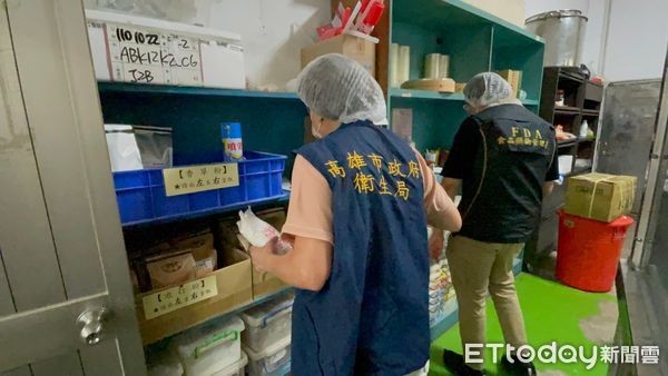 ▲現場查原物料食品添加物是否逾期。（圖／記者許宥孺翻攝）