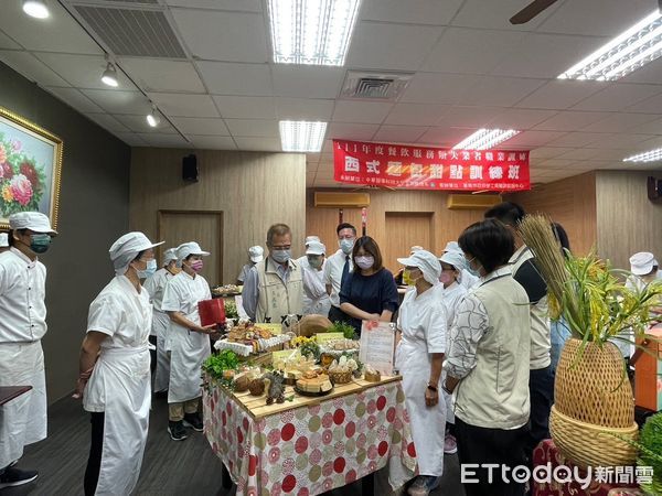 ▲中華醫大餐旅系西式麵包甜點訓練班結訓，學員將成果化身公益製作50盒餐贈送仁德區獨居老人，由區公所代理主秘黃柏漳（左五）代表接受，台南市勞工局局長王鑫基參觀學員製作的各式麵包、西點等成果。（圖／記者林悅翻攝，下同）