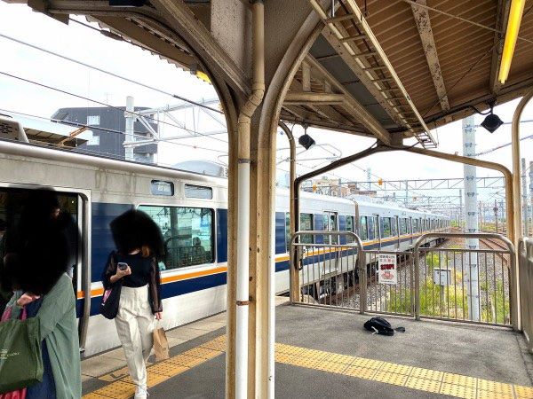 ▲日本大阪2男女「同時落軌」！電車煞車不及直接撞上　送院死亡。（圖／推特／@Gt8VUlzRG7buafO）